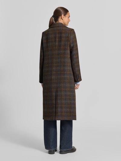 Frauenmodel trägt Regular Fit Webpelzmantel mit Allover-Muster Modell 'ISLA' von VERO MODA, braun-blau kariert, Ganzkörperansicht Rückansicht. Damen Teddy- / Webpelzmantel.