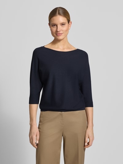 Modelka kobieca nosi Relaxed Fit Pullover aus Viskose-Mix in Strick-Optik od comma, kolor granatowy, U-kształtny dekolt, rękaw 3/4, elastyczne wykończenia; długość tyłu w rozmiarze 36: 47 cm, długość rękawa: 45 cm, widok całej sylwetki z przodu.