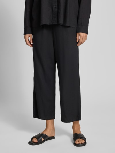 Frauenmodel trägt Weite Hose aus Viskose-Leinen-Mix Modell 'GOA' von Only, Optik: Unifarben, Passform: Wide Leg, Nahaufnahme Unterkörper.