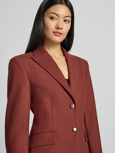 Frauenmodel trägt Regular Fit Longblazer mit Viskose-Anteil Modell 'Asmalla' von HUGO in Rotbraun, glatte Struktur, Nahaufnahme Oberkörper, Damen Longblazer von HUGO.