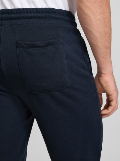 Männermodel trägt Sweatshorts mit elastischem Bund Modell 'KARLOS' von Blend aus Baumwoll-Mix, Regular-Fit, Detailaufnahme Rückansicht. Herren Sweatshorts, Tunnelzug, Bundweite bei Größe M: 42 cm, Innenbeinlänge bei Größe M: 21 cm.