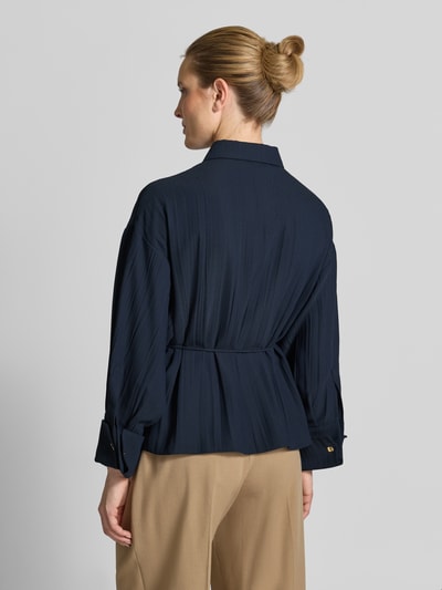 Vrouwenmodel draagt Regular Fit Jacke aus leichtem Plissee Modell 'AGITARE' van MAX&Co., donkerblauw, effen, lange mouwen, achteraanzicht.