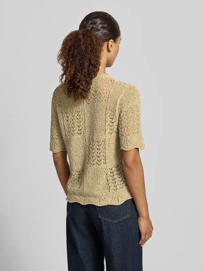 Frauenmodel trägt Regular Fit Strickjacke aus Baumwoll-Mix von Tom Tailor, Optik: Unifarben, Passform: Regular-Fit, Lochstrickmuster, Rundhals, Kurzarm, Materialverarbeitung: Strick, Material: Baumwoll-Mix, Ganzkörperansicht Rückansicht.