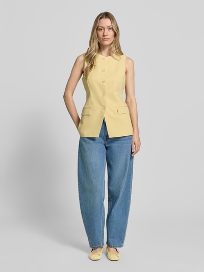 Kobiece modelka nosi Barrel Fit Jeans mit Eingrifftaschen Modell 'Baloo' von My Essential Wardrobe, mieszanka bawełny z dodatkiem streczu, wpuszczane kieszenie, szerokość w rozmiarze 27/30: 40 cm, długość wewnętrzna nogawki 76 cm, widok całej sylwetki z przodu.
