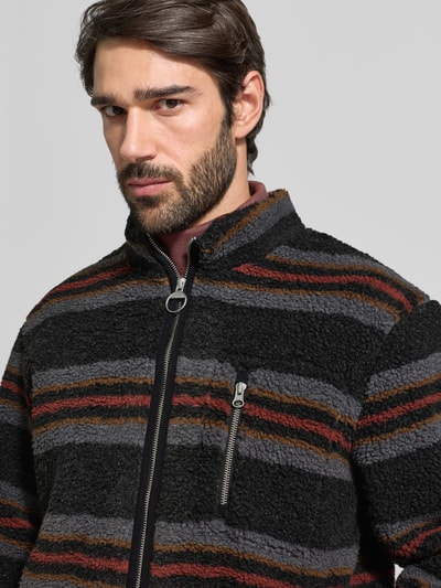 Männermodel trägt Relaxed Fit Fleecejacke mit Stehkragen von Barbour, Optik: unifarben, mehrfarbig, Muster: gestreift, Teddy-Fleece, Nahaufnahme Oberkörper.