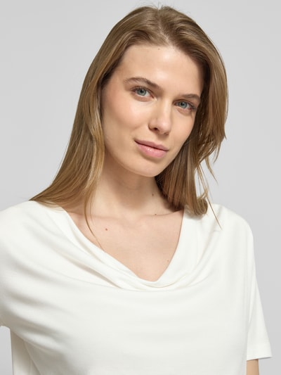 Frauenmodel trägt T-Shirt mit Wasserfall-Ausschnitt von More & More, cremeweiß, Viskose-Mix, Regular Fit, Nahaufnahme Oberkörper.