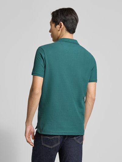 Männermodel trägt Poloshirt mit Logo-Stitching Modell 'PERFORMANCE' von Lerros in Dunkelgrün aus Baumwoll-Mix, Rückansicht, Ganzkörperansicht.