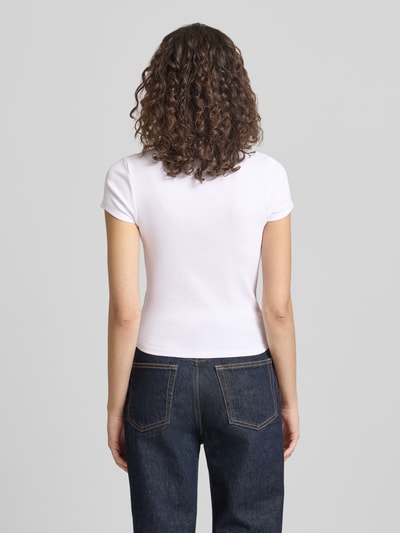 Frauenmodel trägt T-Shirt mit Rundhalsausschnitt Modell 'PREPPY HEART' von Review in Weiß, glatte Struktur, Baumwoll-Mix, Rückansicht Ganzkörperansicht.