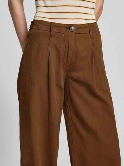 Frauenmodel trägt Hose mit weitem Bein und Eingrifftaschen von Luisa Cerano, brauner Baumwoll-Leinen-Mix, Nahaufnahme Oberkörper.