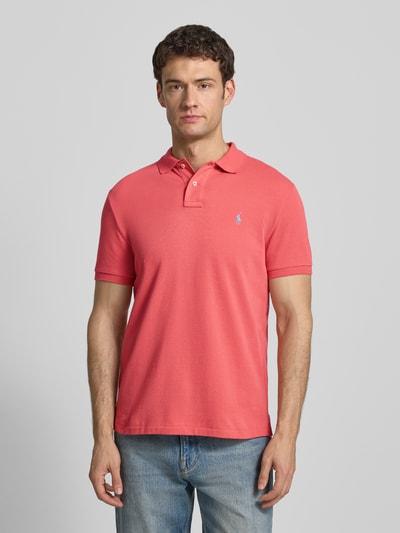 Männermodel trägt Poloshirt mit Label-Stitching von Polo Ralph Lauren aus reiner Baumwolle im Regular-Fit, Polokragen, kurze Knopfleiste, gerippte Ärmelabschlüsse, Rückenlänge 68 cm bei Größe M, Ganzkörperansicht von vorne.