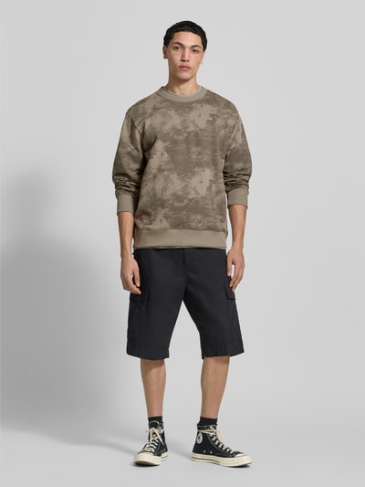 Männermodel trägt Sweatshirt im Allover-Look mit Rundhalsausschnitt von G-Star Raw, reine Baumwolle, Regular Fit, Tarnfarben, Ganzkörperansicht von vorne.