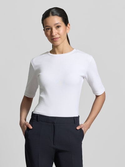 Frauenmodel trägt Slim Fit T-Shirt im Halbarm-Design von Christian Berg Woman aus elastischem Baumwoll-Mix, weiß, Rundhalsausschnitt, Ganzkörperansicht von vorne. Rückenlänge bei Größe S 54 cm.