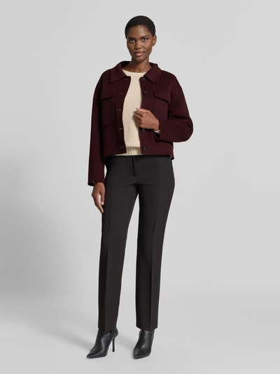 Vrouwenmodel draagt Jacke aus Schurwolle mit Brusttaschen van windsor., dieprode kleur, platte kraag, knoopsluiting, borstzakken, regular fit, zuivere scheerwol, maat 36: ruglengte 52 cm, schouderbreedte 50 cm, borstwijdte 52 cm, mouwlengte 54 cm, full bodyvooraanzicht.