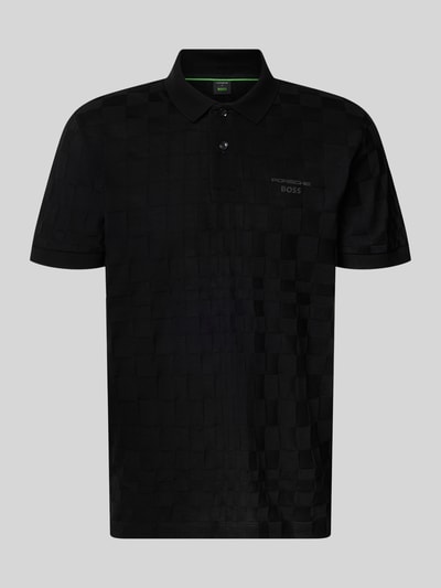 Produktfoto, schwarzes Poloshirt aus reiner Baumwolle Modell 'JACQ' von BOSS Green x Porsche mit Strukturmuster und Label Patch, unifarben