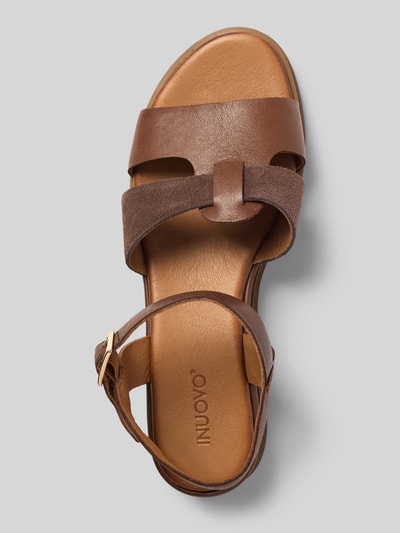 Produktfoto, Sandalen aus echtem Leder mit Schnalle von INUOVO in Braun, glatte Sohle, runde Form, offene Ferse, Absatz 2 cm, Detailaufnahme.