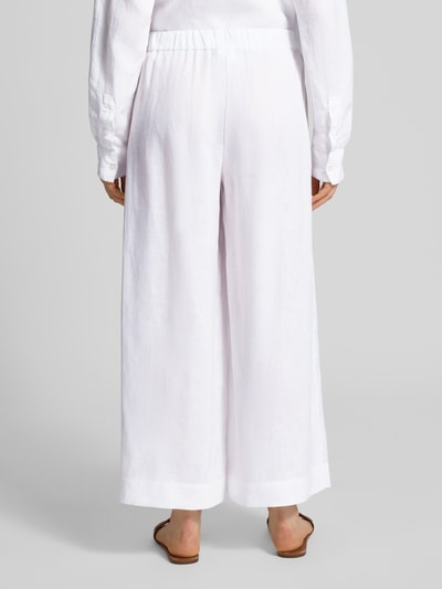 Kobiece modelka nosi Culotte aus Leinen mit elastischem Bund Modell 'CANNETI' von MM by Max Mara, białe, szerokie nogawki, krój wide leg fit, czysty len, francuskie kieszenie, szerokość w rozmiarze 36: 36 cm, długość nogawki od wewnątrz 67 cm, widok całej sylwetki z tyłu.