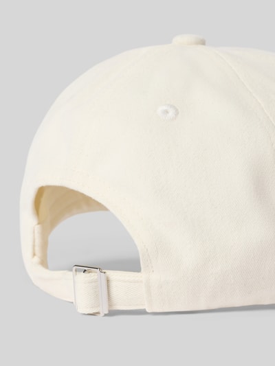 Produktfoto, Basecap mit Logo-Stitching Modell 'Campus' von aim'n aus cremefarbener Baumwolle mit verstärktem Schirm, Luftlöchern und verstellbarem Riegel