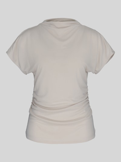 Frauenmodel trägt T-Shirt aus Modal-Mix mit Raffungen von Jake*s Collection in hellem Ton, schlichte Struktur, Ganzkörperansicht Rückansicht. Slim Fit, Stehkragen, Rückenlänge bei Größe S 63 cm.