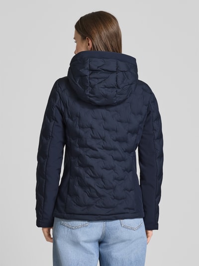 Frauenmodel trägt Regular Fit Steppjacke mit Kapuze von s.Oliver RED LABEL, Optik: Unifarben, Ganzkörperansicht Rückansicht