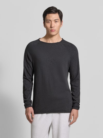 Männermodel trägt Regular Fit Pullover mit Rundhalsausschnitt Modell 'Sonoma' von American Vintage in Dunkelgrau aus reiner Baumwolle, Ganzkörperansicht von vorne.