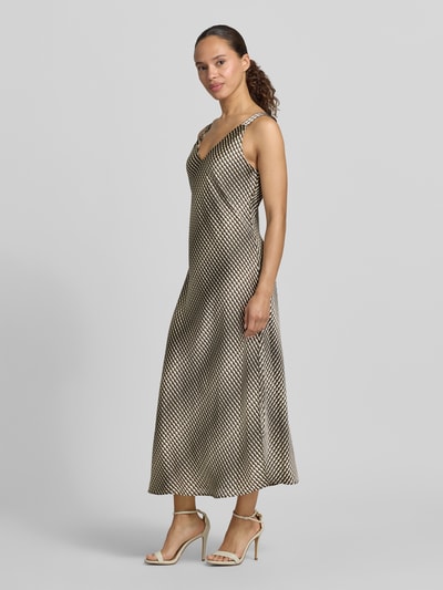 Frauenmodel trägt Midikleid mit V-Ausschnitt Modell 'Qova wave' von Someday in Satin, gemustert, Straight Fit, Ganzkörperansicht von vorne.