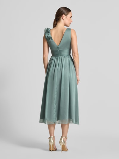 Frauenmodel trägt Cocktailkleid mit V-Ausschnitt von Swing in Taillierter Passform, Midilänge, Volants, Reißverschluss, Ganzkörperansicht Rückansicht.