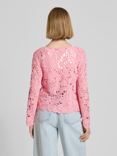 Frauenmodel trägt Strickshirt mit Häkelspitze Modell 'Cornelly' von monari, rosa Baumwoll-Mix, gerader Schnitt, Rückansicht, Ganzkörperansicht.