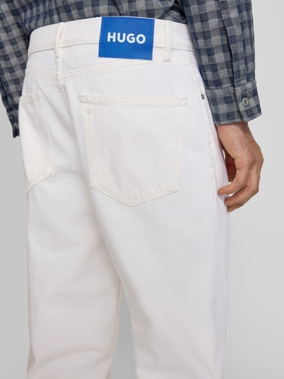 Męski model nosi Regular Fit Jeans aus reiner Baumwolle Modell 'Jonah' von HUGO stylizowane na denim, splot twill, 5 kieszeni, naszywka z logo, widok z tyłu