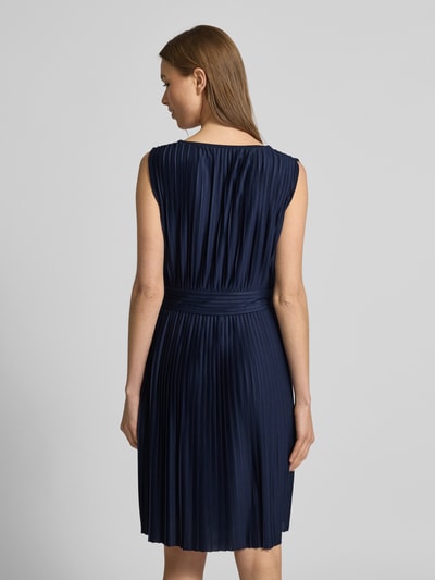 GUIDO MARIA KRETSCHMER WOMAN Knielanges Cocktailkleid mit Plisseefalten Modell 'Linn' Marine 5