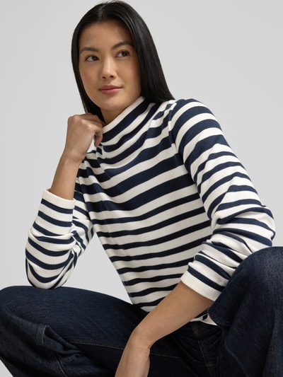 Frauenmodel trägt Strickpullover mit Stehkragen Modell 'LESLEY' von Brax, reine Baumwolle, Regular-Fit, Querstreifen, Nahaufnahme Oberkörper.
