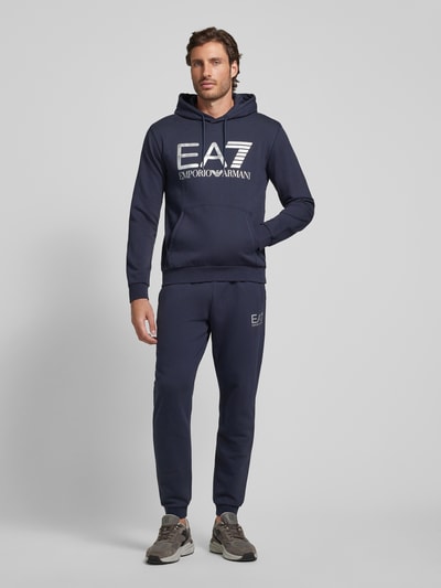 EA7 Emporio Armani Hoodie met labelprint, model 'SPRAY' Marineblauw - 1