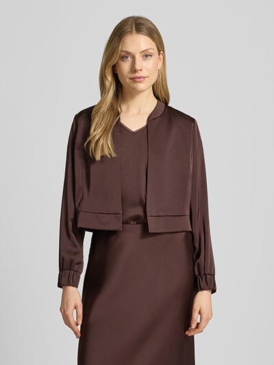 Frauenmodel trägt Regular Fit Blazer mit Stehkragen von V by Vera Mont aus braunem Satin, offenes Design, Ganzkörperansicht von vorne.