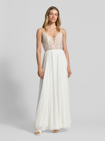 Frauenmodel trägt Brautkleid mit Ziersteinbesatz von Hey Kyla, Weiß, taillierte Passform, Falten-Optik, blickdichter Unterrock, Spaghettiträger, Ganzkörperansicht von vorne. Rückenlänge bei Größe 36: 122 cm, Brustweite bei Größe 36: 33 cm.