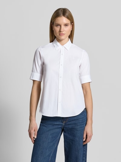 Frauenmodel trägt Oversized Hemdbluse aus reiner Baumwolle Modell 'The Summer Shirt' von HUGO, Optik: Unifarben, Popeline, Ganzkörperansicht von vorne.