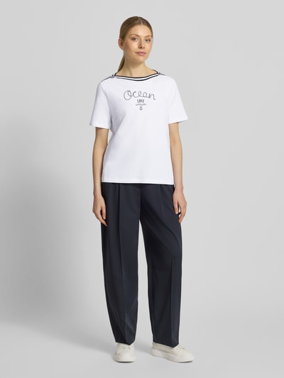 Marc Cain t-shirt z paski w kontrastowym kolorze i nadrukiem Biały 1