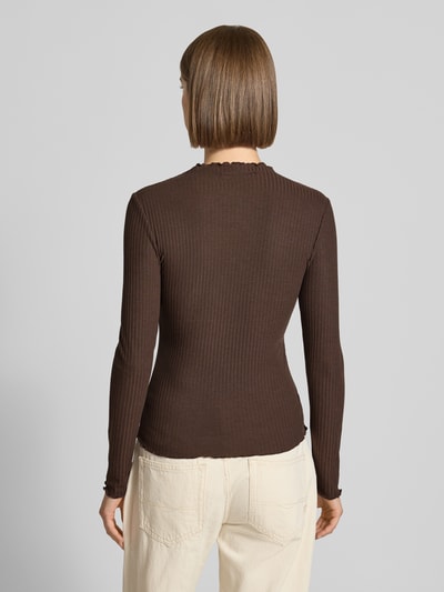 Frauenmodel trägt Slim Fit Langarmshirt mit Viskose-Anteil Modell 'EMMA' von ONLY in Braun, feine Rippstruktur, Damen Langarmshirt, Ganzkörperansicht Rückansicht.