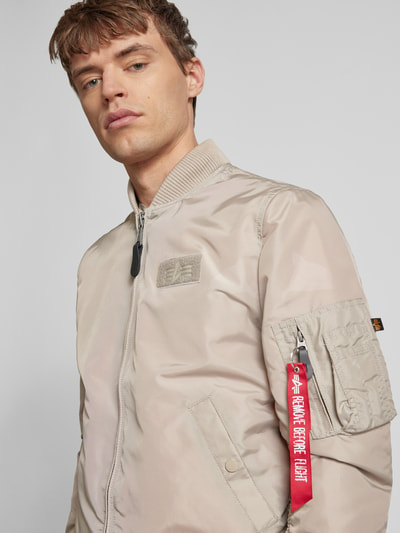 Alpha Industries Jacke mit Label-Patch Sand 3