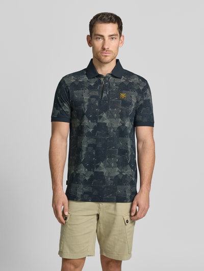 Männermodel trägt Slim Fit Poloshirt mit Label-Patch von PME Legend, Reine Baumwolle, Allover-Look, Knopfleiste, Ganzkörperansicht von vorne.
