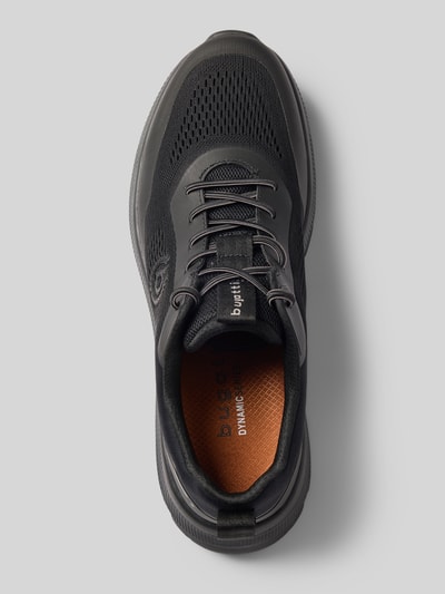 Produktfoto, Sneaker mit Logo-Detail Modell 'Advance' von bugatti, czarny, zaokrąglony kształt, teksturowana powierzchnia, profilowana podeszwa, wysokość obcasa w rozmiarze 44: 5 cm, wysokość cholewki w rozmiarze 44: 7 cm, szerokość w rozmiarze 44: 10 cm.