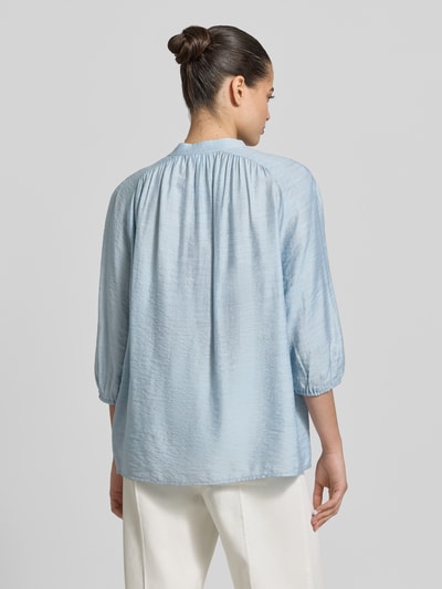 Vrouwenmodel draagt Regular Fit Bluse mit Schnürung und 3/4-Arm van Jake*s Collection in lichtblauw viscosemix, ruglengte 66 cm, mouwlengte 56 cm, mix van lichte en zachte textuur, ganzekörperaanzicht rugaanzicht.