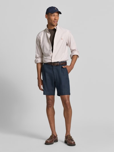 Männermodel trägt Regular Fit Freizeithemd aus reiner Baumwolle von Polo Ralph Lauren in hellen Farbtönen, Ganzkörperansicht von vorne.