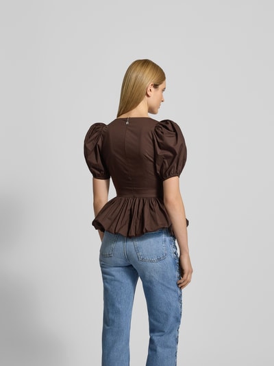 Frauenmodel trägt Blusenshirt mit V-Ausschnitt von ROTATE aus reiner Baumwolle, Lockere-Schnitt, Schleifen-Detail, Rückenansicht, Ganzkörperansicht Rückansicht.