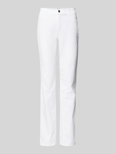 Produktfoto, weiße Flared Fit Jeans mit 5-Pocket-Design aus Baumwoll-Mix und Lyocell-Anteil Modell 'Mary' von Brax vor grauem Hintergrund.