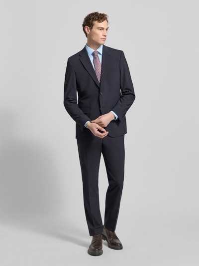 Męski model nosi Slim Fit Businesshemd aus Popeline mit Stretch-Anteil von BOSS, mieszanka bawełny i elastanu, krój slim fit, kołnierzyk typu kent, na całej długości listwa guzikowa, sportowe mankiety, zaokrąglony dół, łatwa pielęgnacja, długość tyłu w rozmiarze 40: 76 cm, szerokość ramion w rozmiarze 40: 47 cm, długość rękawów w rozmiarze 40: 67 cm, jasnoniebieski, klasyczny fason, tekstura gładka, widok z przodu, całopostaciowy.