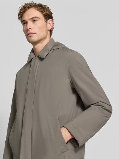 Männermodel trägt Regular Fit Funktionsmantel mit afneembare capuchon van Marc O'Polo in taupe, zachte gladde textuur, Nahaufnahme Oberkörper. Heren functionele lange jas