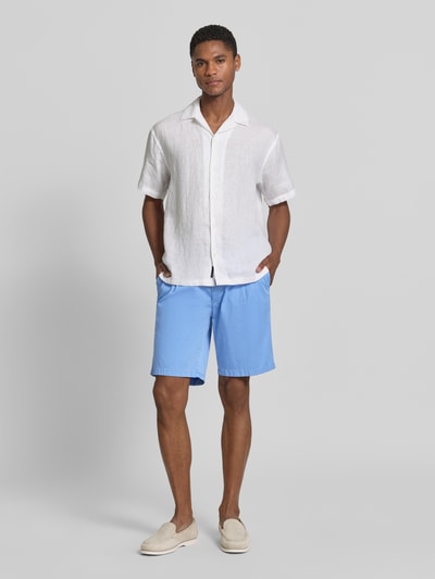 Männermodel trägt Relaxed Fit Bermuda aus Baumwoll-Mix Modell 'TINO' von Brax, Optik: Unifarben, Passform: Relaxed-Fit, Ganzkörperansicht von vorne.