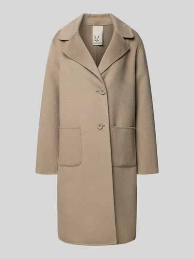 Produktfoto, Regular Fit Mantel aus Woll-Mix mit Reverskragen von Fuchs Schmitt in Beige mit 2-Knopfleiste und aufgesetzten Taschen, glatte Textur. Rückenlänge 102 cm, Schulterbreite 50 cm, Brustweite 58 cm, Ärmellänge 65 cm, Größe 36.