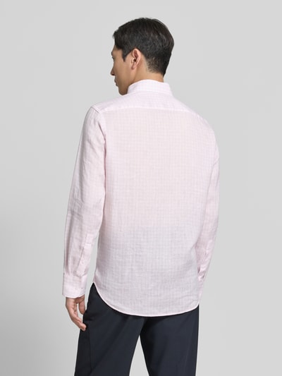 Männermodel trägt Regular Fit Leinenhemd mit Button-Down-Kragen von Christian Berg Men in hellem Rosa, Allover-Look, Rückenlänge 78 cm, Ganzkörperansicht Rückansicht