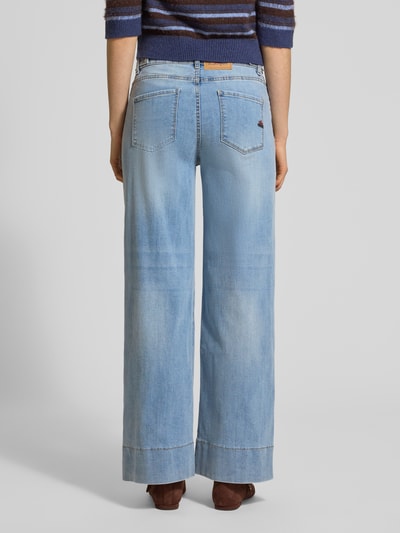 Frauenmodel trägt Wide Leg Jeans mit Eingrifftaschen von Buena Vista in Hellblau, Baumwoll-Mix, lockerer Schnitt, Ganzkörperansicht Rückansicht.