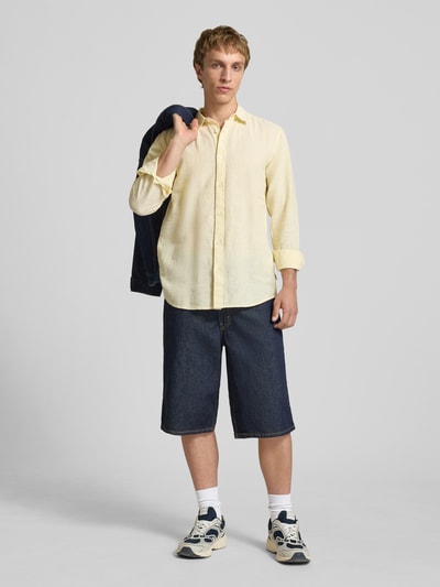Männermodel trägt Slim Fit Freizeithemd aus Baumwoll-Leinen-Mix Modell 'CAIDENLS SOLID' von Only & Sons, Optik: Unifarben, Ganzkörperansicht von vorne.
